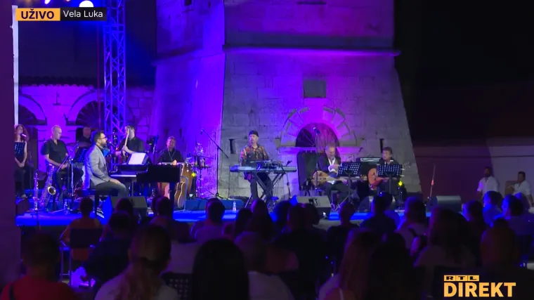 RTL Direkt donosi dio atmosfere s koncerta na Korčuli: 'Vela Luka živi s Oliverovim pjesmama'