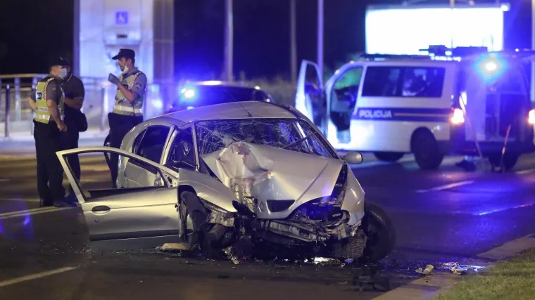 U Ilici naletio na rubnjak i udario u stup, poginula žena; Svemu je kumovao alkohol