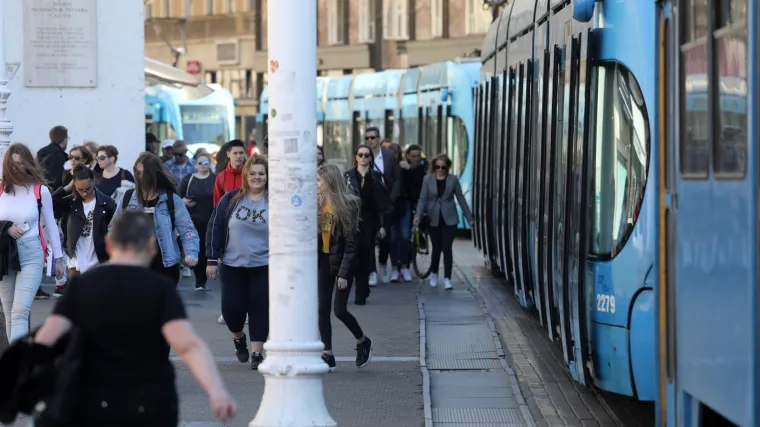 Kaos u centru grada: U Zagrebu pao rasvjetni stup, uzrokovao požar na jo&scaron; četiri stupa