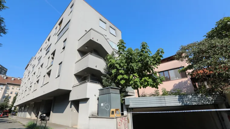 Gorjeli automobili na Vrbiku: Usred noći izbio požar u podzemnoj garaži