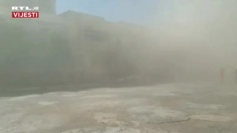 Sru&scaron;io se pri spa&scaron;avanju: Pogledajte kakvu je pogre&scaron;ku napravio pilot ovog vatrogasnog helikoptera!