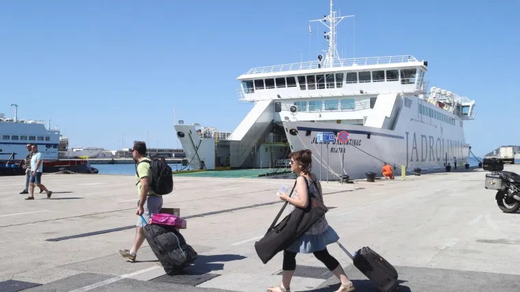 U splitskoj trajektnoj luci živo je od jutra: 'Očekujemo vi&scaron;e od 60 tisuća putnika. Kako je krenulo, bit će bolje'