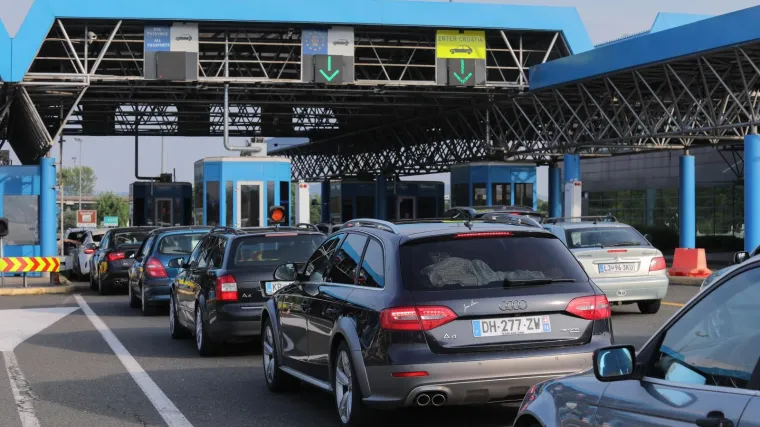 FOTO Naoružajte se strpljenjem! Pojačan promet prema moru, kolona pred naplatom Lučko