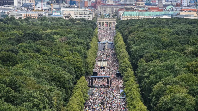 Tisuće na ulicama, ozlijeđeno 45 policajaca; hrvatski zastupnik objasnio &scaron;to se događa
