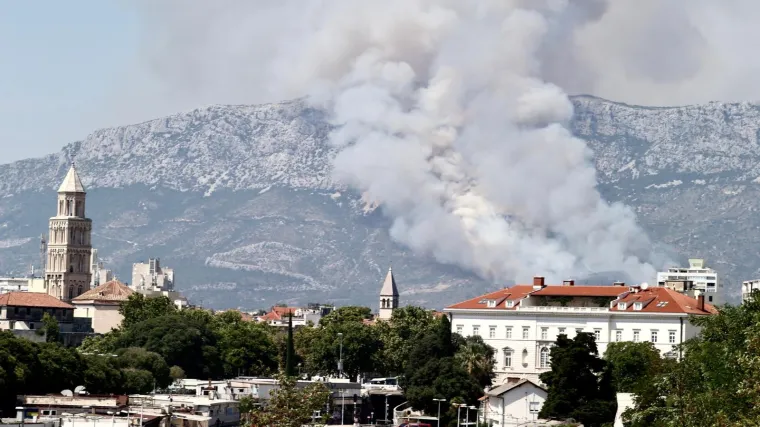 VIDEO Lokaliziran požar iznad Ka&scaron;tel Sućurca: Vatrogasac lak&scaron;e ozlijeđen, njegovi kolege će dežurati cijelu noć
