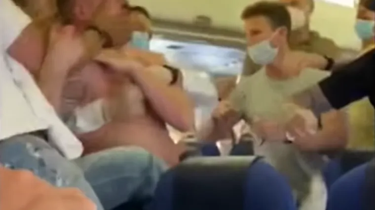 VIDEO: Dvojica putnika potukla se tijekom leta zbog za&scaron;titnih maski, nastao je kaos