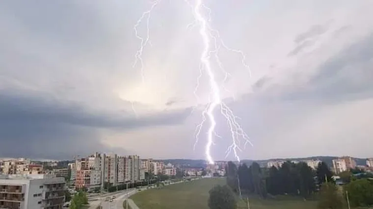 Jaka ki&scaron;a i u Zagrebu: U Karlovcu i Dugoj Resi stotinjak intervencija na sanaciji o&scaron;tećenih kuća zbog nevremena