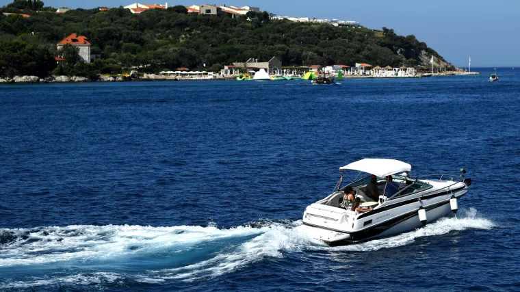 'Za dlaku su izbjegli smrt, a skiper im je pokazao srednjak'