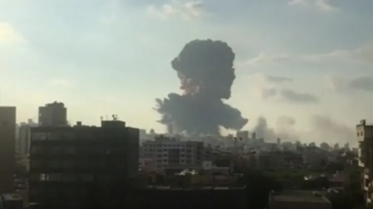 VIDEO Neviđena eksplozija potresla Beirut: Popucala stakla, tamni dim nadvio se nad lukom