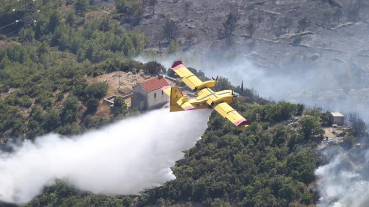 Požari i nevrijeme &scaron;irom Hrvatske: Oluja nosila krovove, vjetar lomio stabla, tuča uni&scaron;tavala imovinu