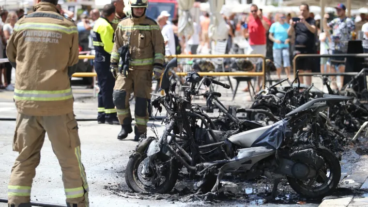 Moped se samozapalio, a vatra se pro&scaron;irila na jo&scaron; osam motora koji su izgorjeli u potpunosti