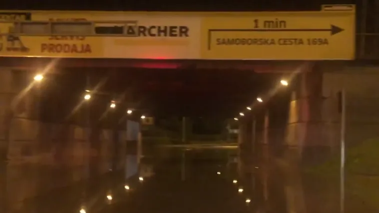 Nakon sinoćnje oluje potopljena je važna prometnica u Zagrebu