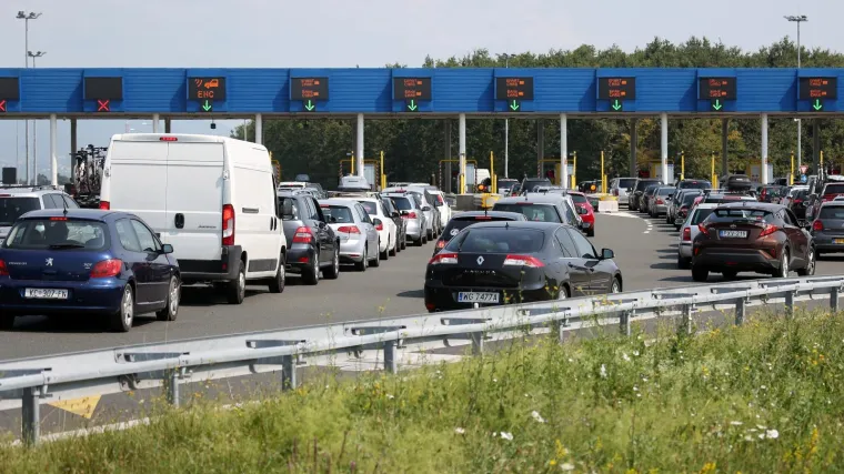 Kaos na autocesti! Kod Delnica kolona 9 km: 'Ovo je stra&scaron;no. Ljudi idu na WC na otvorenom...'