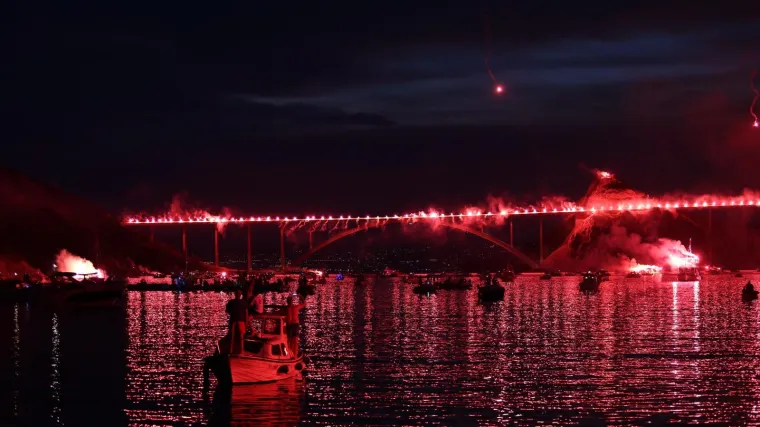 Vijorile su se zastave i palile baklje diljem zemlje: 'Znali smo tog 5.8. da zajedno možemo &scaron;to želimo'