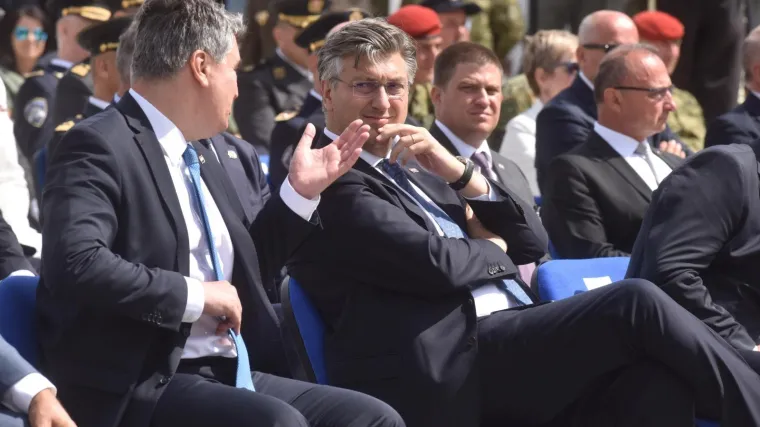 Fotografija ipak govori vi&scaron;e od 1000 riječi: Pogledajte kako se Milanović rukovao s Plenkovićem