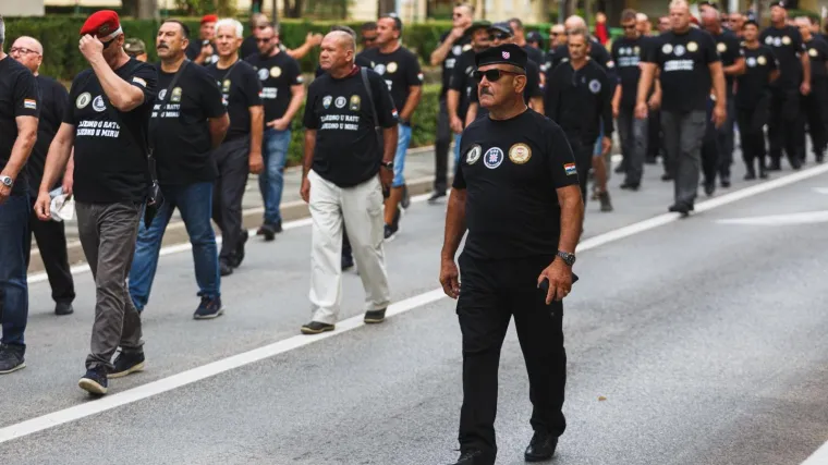 HOS-ovci ipak stigli do glavnog trga u Kninu: Pjevali  'Zovi, samo zovi' i uzvikivali 'Za dom spremni'