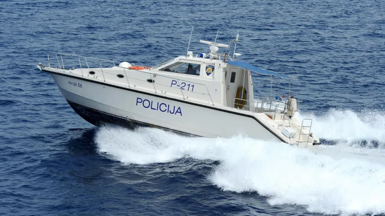 Zapalio se i potonuo gliser kod Cresa, putnici skočili u more