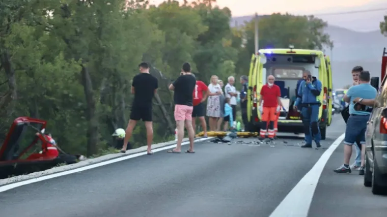Od siline udarca oba automobila sletjela u jarak
