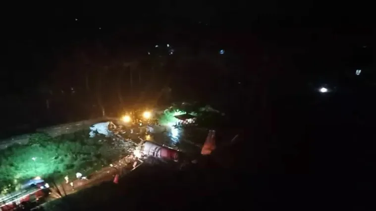 Avion Air Indije skliznuo s piste tijekom slijetanja i prepolovio se: Piloti su poginuli, deseci ozlijeđenih?