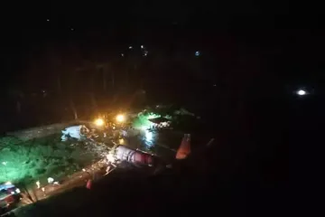 Avion Air Indije skliznuo s piste tijekom slijetanja i prepolovio se: Piloti su poginuli, deseci ozlijeđenih?