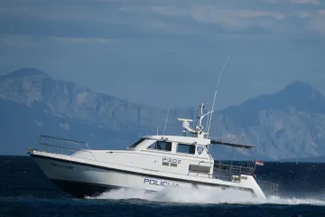 Ronila je tijekom nevremena, valovi su je bacali i nagutala se vode