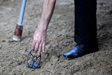 U prve dvije utrke pogodio je u sridu, a u trećoj pogodio u jedan