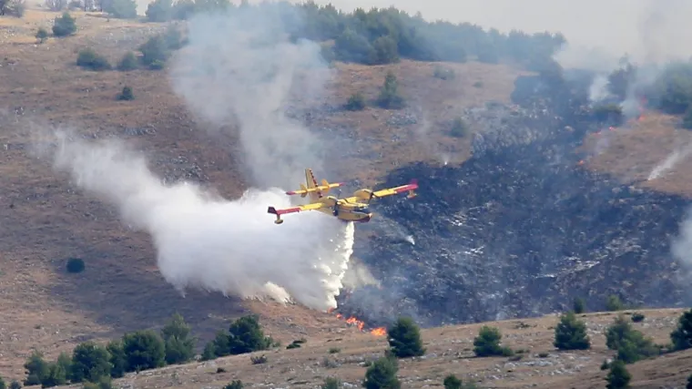 Požari buknuli u Dalmaciji, u zraku četiri kanadera i tri Air Tractora: Izazvali ih gromovi?