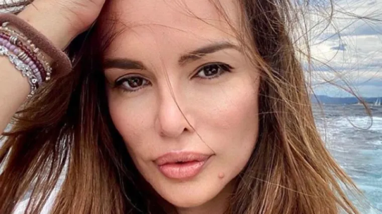 Pjevačica u bijelom badiću izgleda božanstveno