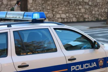 Vozio se motociklom šumskim putem