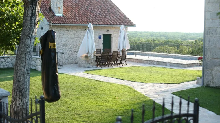 Turisti u Imotskom prepoznali idealnu destinaciju za godi&scaron;nji odmor! Posebni hit su velebne vile