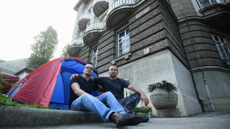 Očaj, strah i suze... Otac pred bolnicom mora stisnuti srce