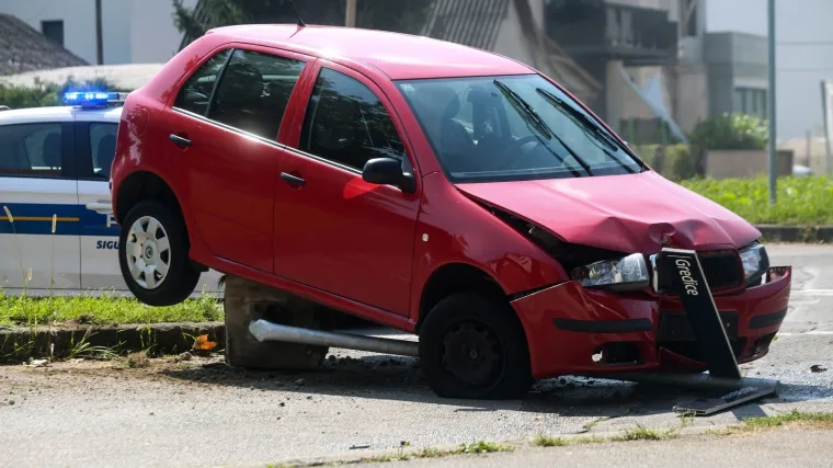 FOTO Kako mu je to uspjelo? Autom se zaletio u stup, prevrnuo ga i 'popeo' se na njega