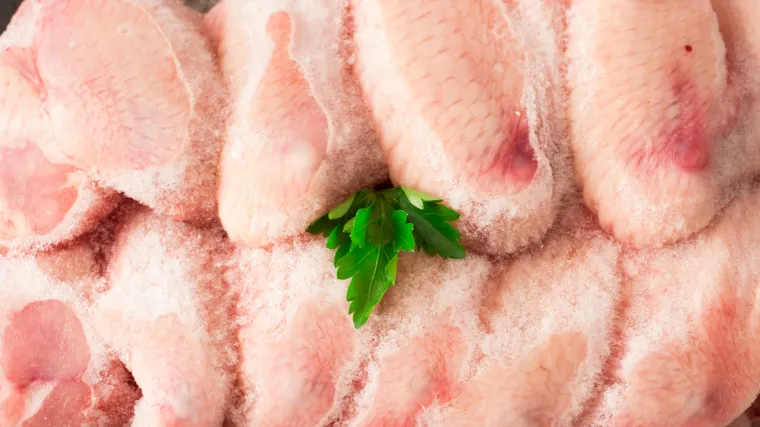 Ima li razloga za zabrinutost? Koronavirus otkriven na smrznutim pilećim krilcima