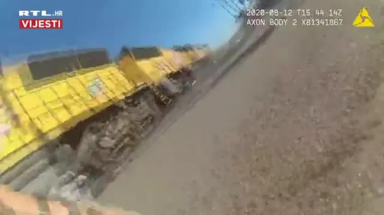 Pogledajte nevjerojatnu snimku! Policajka spasila čovjeka u kolicima od nadolazećeg vlaka!