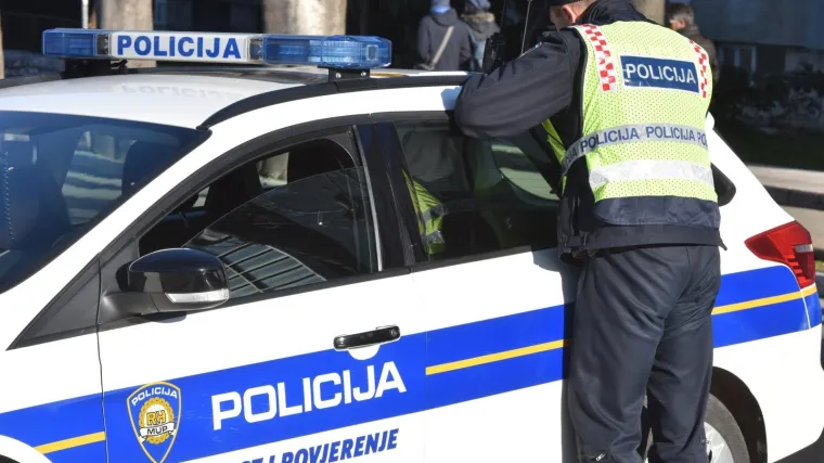 Putnički vlak naletio na automobil, poginula jedna osoba