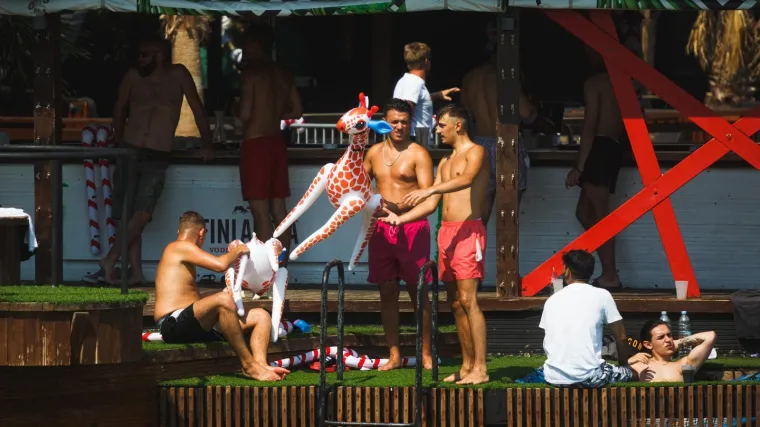 FOTO: Ovako se mladi provode na Zrću, a Markotić im je danas poslala važnu poruku