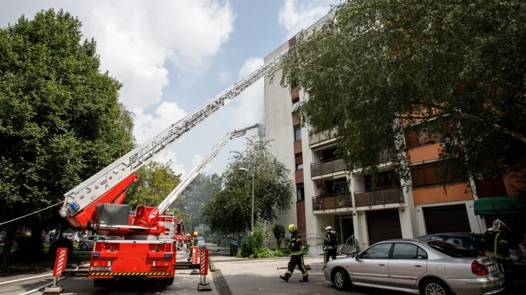 Zapalio se stan u Prečkom, vatrogasci spa&scaron;avali trudnicu sa &scaron;estog kata zgrade