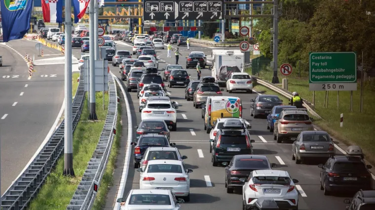 Kaos u prometu: Velike gužve na granicama prema Austriji i Sloveniji, zbog nesreće zatvorena stara cesta kroz Gorski kotar