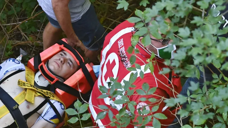 Preletio ogradu kamenog mosta i sletio u duboku jamu; Može biti sretan &scaron;to je ostao živ