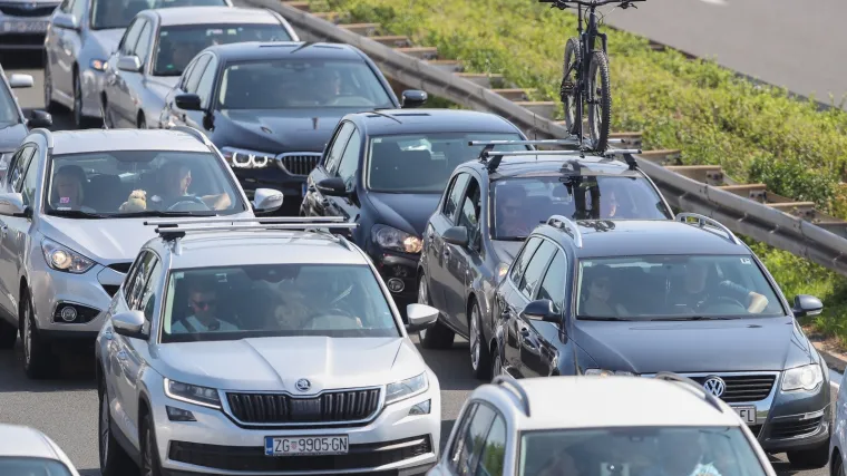 Tisuće Austrijanaca i Slovenaca odlaze iz Hrvatske: Na A1 kolona duga 10 km, gužve na Krčkom mostu i granicama