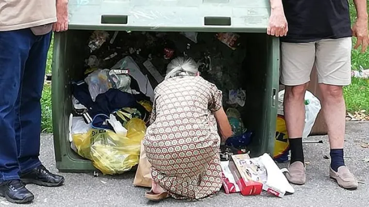 Baka je kopala po smeću usred Zagreba kako bi svojim unucima poklonila igračke