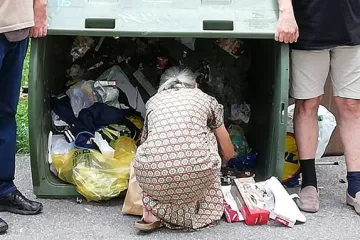 Baka je kopala po smeću usred Zagreba kako bi svojim unucima poklonila igračke
