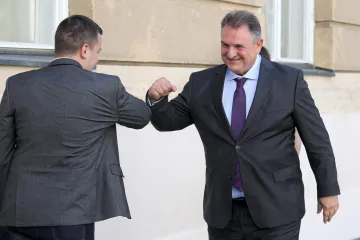 Pazite kakav auto traži, odgovara mu samo ovaj luksuzni hibrid