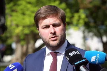 'Dođite, osigurat ćemo vam smještaj, hranu i zabavu. Za zrak ćete se morati snaći'