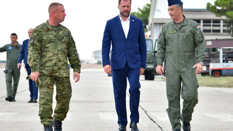 Ministar Banožić posjetio vojarnu u Zemuniku: 'Nabava borbenih aviona je od strate&scaron;kog značaja za RH'