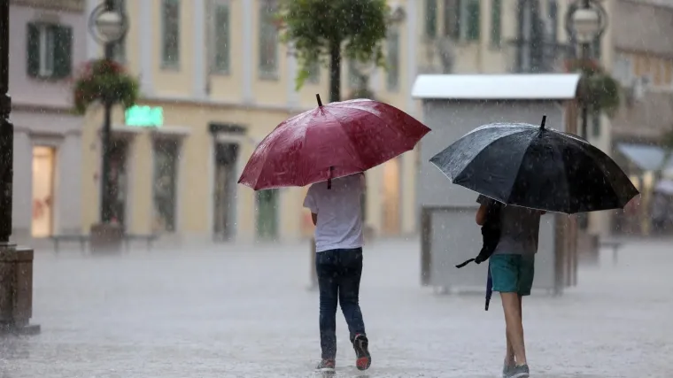 VIDEO Započelo veliko nevrijeme u dijelovima Hrvatske: Tuča, poplavljene ulice i munje