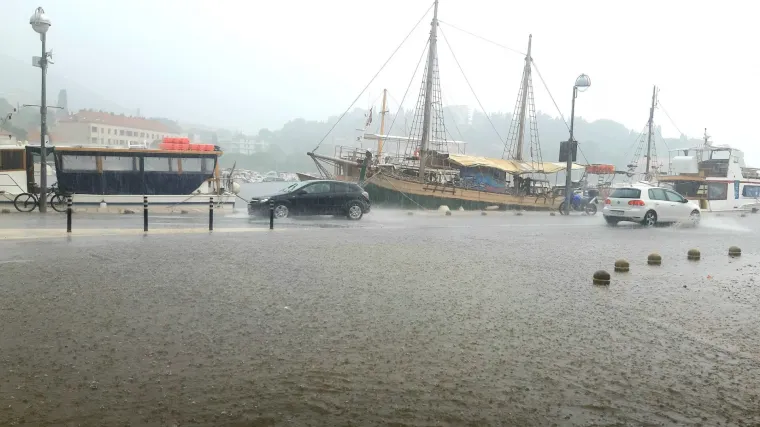 Poplavljene gradske ulice, Vojnović kao rijeka, na Pločama slapovi