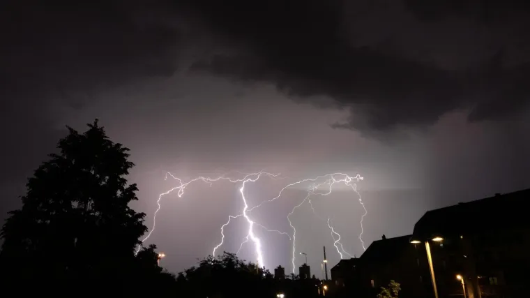 Nevrijeme poharalo Hrvatsku; U Požegi ulice pod vodom, na Jadranu pijavice, ljudi zapeli na moru