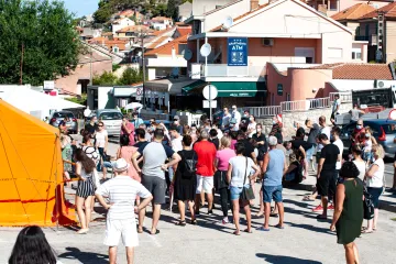 Pa tko tu održava fizički razmak? 'Situacija pomalo izgleda kaotično'