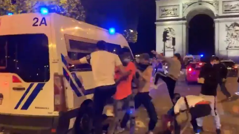 Policija se sukobila s tisućama navijača PSG-a; Suzavac, palice, baklje i projektili kori&scaron;teni u sukobu